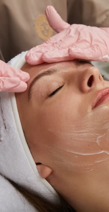 Косметологічна процедура догляду за шкірою в Sisters Beauty Cave