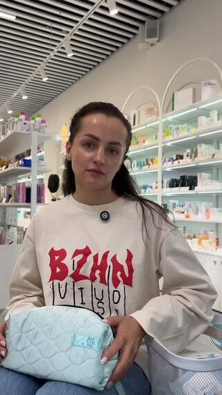 Ілона показала свою шовкову тревел-косметичку (яку, до речі, можна придбати у нас) і це окремий вид 